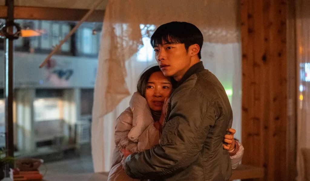 Gun woo and his mother from Bloodhounds starring Woo Do Hwan and Yoon So Yeon 1